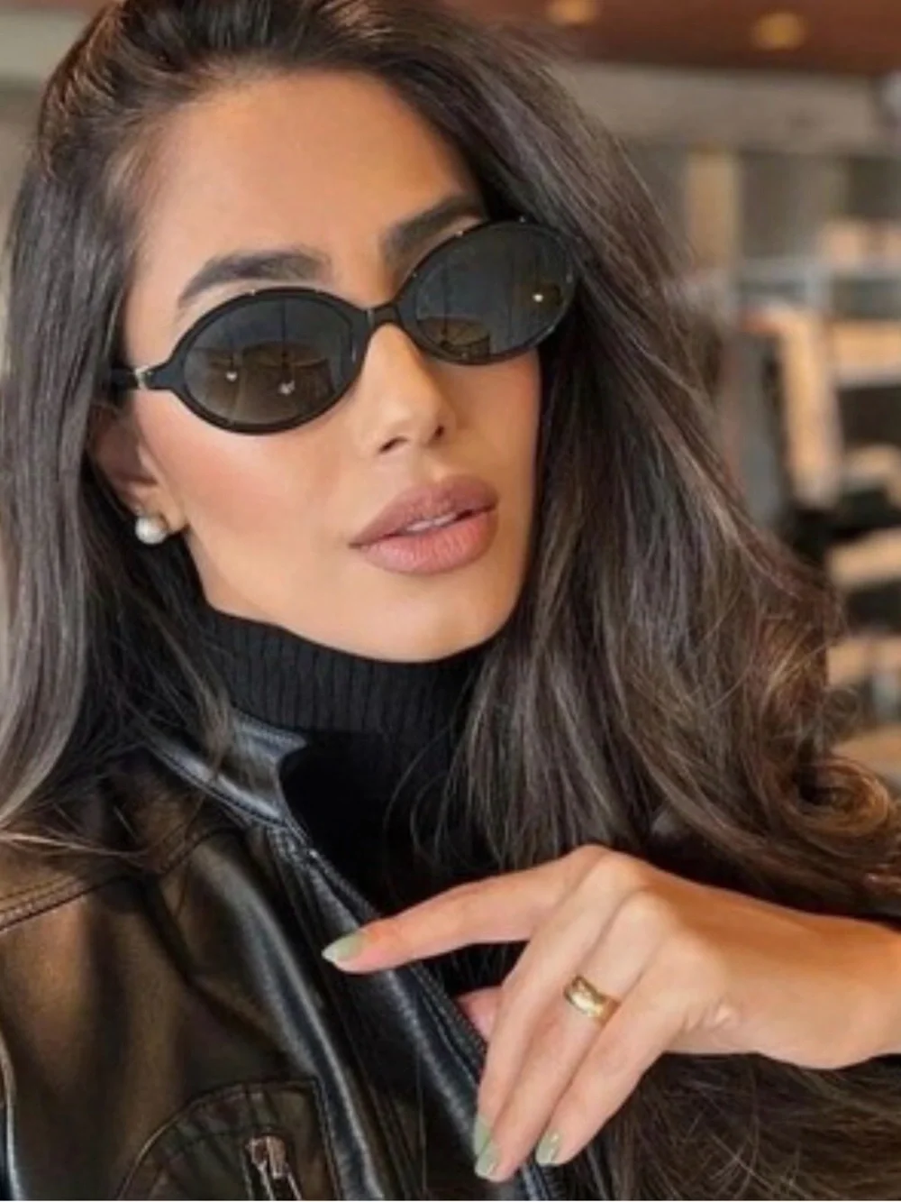 Black Oval Women's Sunglasses - Sleek Modern Style